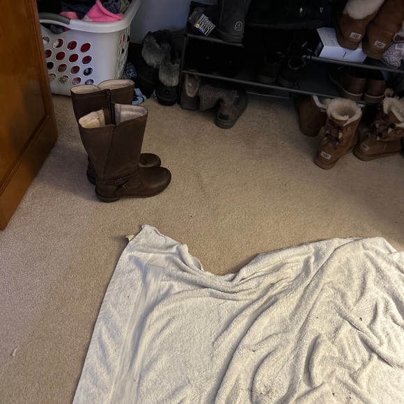 Tall brown leather Ugg boots women’s size 8 with fur on the inside of the boots - Picture 6 of 8